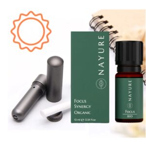 Ein Fläschchen ätherisches Öl, die dazugehörige Produktverpackung und ein geöffneter Riechstift aus dunkelgrauem Aluminium sind zu sehen. Der geöffnete Stift zeigt, dass er zum Nachfüllen geeignet ist.